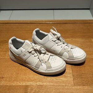 On Cloud Women’s The Roger Clubhouse Sneaker | Size 10